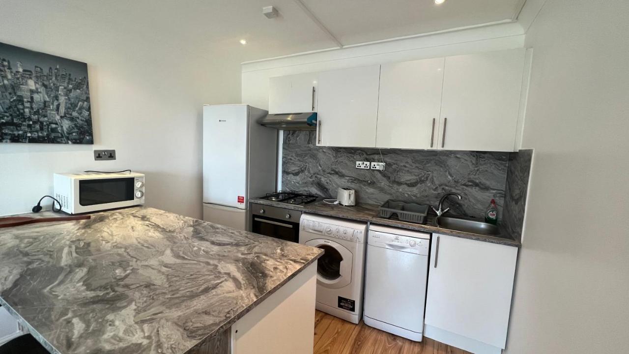 Comfy 2 Bedroom Apartments - Finchley Road, 런던 외부 사진