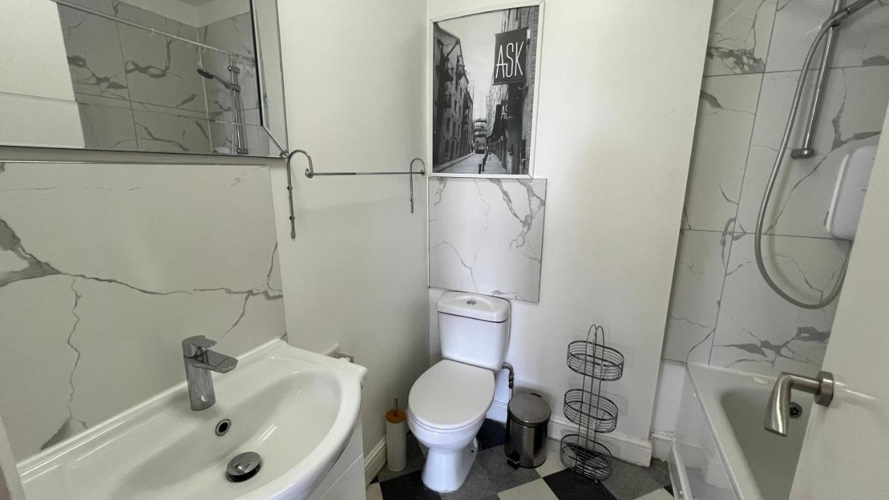 Comfy 2 Bedroom Apartments - Finchley Road, 런던 외부 사진