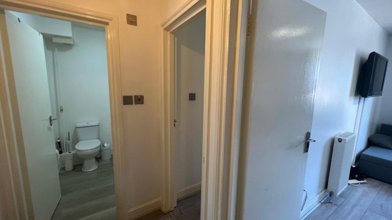 Comfy 2 Bedroom Apartments - Finchley Road, 런던 외부 사진