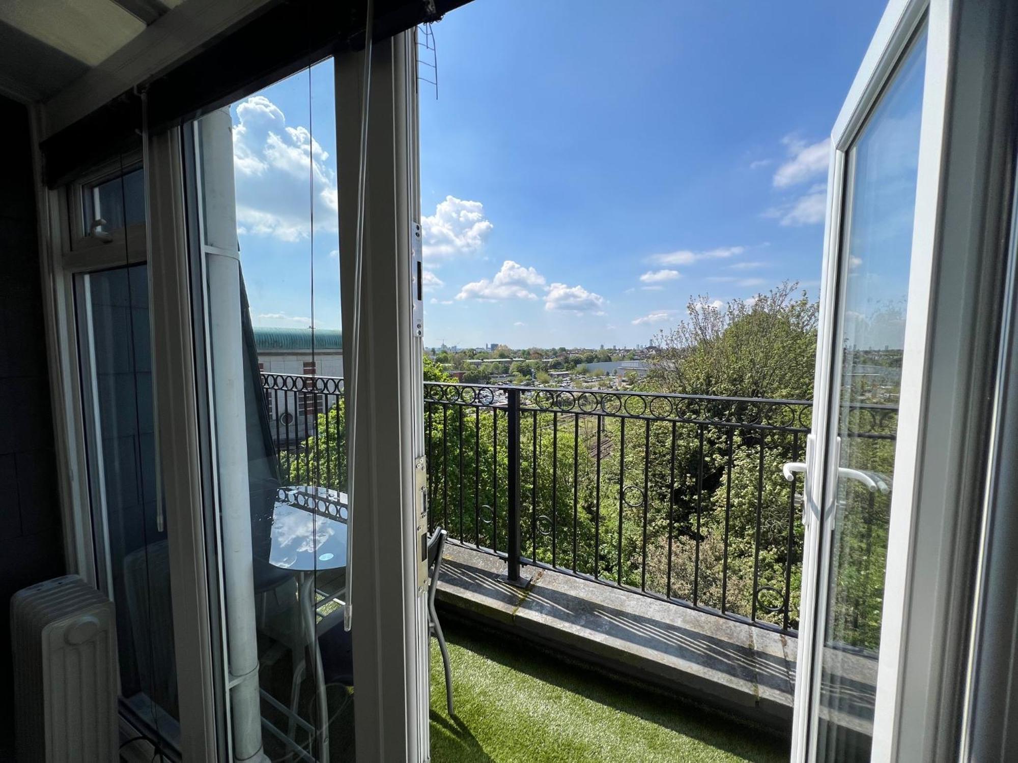Comfy 2 Bedroom Apartments - Finchley Road, 런던 외부 사진