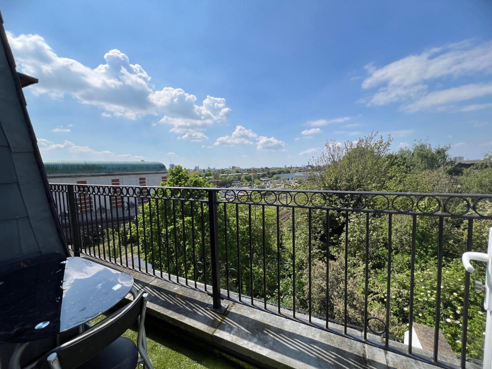 Comfy 2 Bedroom Apartments - Finchley Road, 런던 외부 사진